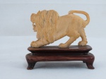 MARFIM- Escultura de leão em marfim, com base em madeira. Med. 7,5 x 8,5 x 4,5