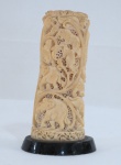 MARFIM- Escultura de coluna com figuras de animais africanos variados em marfim, base de madeira. Med. 12 cm altura