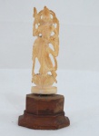 MARFIM Escultura de entidade divina em marfim, com base de madeira. Med. 10 cm altura.