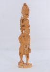 MARFIM- Escultura de coluna com figuras de pescadores em marfim, base de madeira. Assinado na base com caracteres. Época Meiji (1868-1912). Med. 29 cm altura