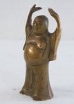 Escultura de bronze representando Buda com as mãos para o alto. Med. 14,5 cm altura.