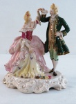 PORTUGAL- Grupo escultórico em porcelana portuguesa policromada, com marca da manufatura na base, representando "Casal de Dançarinos". Base moldada em guirlandas com detalhes em dourado. Marcada Estatuaria Coimbra número 3071. Com antigo restauro profissional na parte interna da base. Med. 26 x 21 x 17 cm.