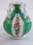 VISTA ALEGRE-  Graciosa jarra em porcelana portuguesa, corpo bojudo em gomos esmaltado com flores em policromia, intercalando frisos em tom verde esmeralda. Obs: Jarra Angelo modelo criado em 1937. Med. 16,5 cm alt x 13 cm diâmetro.