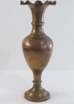 Imponente vaso floreira em bronze indiano, decorado com palmas e folhagens. Borda em movimento. Med. 38,5 cm alt x 47 cm diâmetro.
