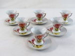 Conjunto com seis (06) xícaras em porcelana branca, decoração floral. Com  ínfimo bicado em uma das xícaras. Acondicionado na caixa.