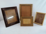 Quatro (04) porta retratos em madeira envidraçados, três com suporte e um de parede. Med. 33 x 28, 22 x 17 cm e parede 35 x 25 cm sem vidro.