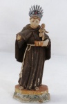 ARTE SACRA. Belíssima imagem portuguesa de Santo Antônio com menino Jesus entalhada em madeira, olhos de vidro, policromada e dourada, resplendor em prata. Com pequenas perdas. Med. 21 cm alt.