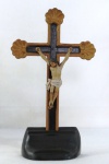 ARTE SACRA- Belíssima imagem de Jesus Cristo crucificado em madeira policromada, Brasil século XX , base em pedestal. Med. 36 cm alt.
