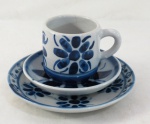 PORCELANA MONTE SIÃO MG -Trio Para Chá e Bolo, em porcelana vitrificada branca nacional decorado com flores e geométricos pintados à mão na tonalidade azul, marcado no fundo. Med. 8 cm alt x 8 cm diâmetro.