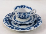 STEATITA - PADRÃO CEBOLINHA - CONHECIDO COMO O BORRÃO BRASILEIRO - Belíssimo Trio Para Chá e Bolo, em porcelana branca com decoração na tonalidade "Blue & White", no padrão dito "cebolinha", borda movimentada, com faixa azul, com marca da manufatura na base. Composto de uma Chávena com Pires e Prato de Bolo. Med. 5,5 cm X 9,5 cm e 19,5 cm (Alt./Diâm.