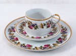 STEATITA - Trio Para Chá e Bolo, em porcelana branca com decoração de rosácas e frisos dourados, com marca da manufatura na base. Composto de uma Chávena com Pires e Prato de Bolo. Med. 6 x 8 cm.