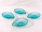 Quatro (4) antigas petisqueiras em vidro prensado,moldadas na forma de concha na cor azul , anos 50/60. Med.: 13 X 9 cm.