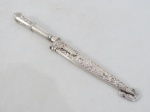 Punhal gaúcho em metal espessurado a prata com bainha e cabo ricamente cinzelado com florais. Marcado Corneta. Med. 23,5 cm.