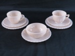 COLOREX - Dois trios para chá e uma consommé em vidro leitoso, bojo canelado. Marcado no fundo. Med. consomé 5,5 x 11 cm diâmetro.
