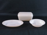 COLOREX- Três (03) peças sendo; travessa oval , tigelinha e uma mantegueira retangular. Meds. travessa 21 x 15 cm, tigelinha 4 x 15,5 cm, mantegueira 9 x 17 x 11 cm. Obs: Mantegueira com mínimos bicados na tampa.