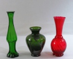 Três (03) pequenos vasos em vidro; sendo dois verdes e um vermelho de modelos e tamanhos diversos. Med. vermelho 17 cm altura, um verde 20 cm altura e o menor 13 cm altura.