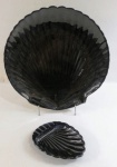 Grande prato e petisqueira em vidro mo formato de concha na cor preta. Med. prato 27 cm diâmetro, petisqueira 14 x 11 cm .