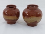 Dois (02) vasos bojudos em cerâmica vitrificada na cor marrom com detalhes abstratos. Med. maior 13 x 12 cm, menor 12 x 10 cm.