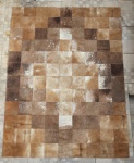 Tapete couro de boi, feito artesanalmente estilo patchwork costurado em quadrados. Comprado na Argentina. Com pequenas marcas do tempo. Med. 234 x 177 cm.