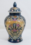 VINTAGE- Antigo potiche em porcelana oriental Design floral em azul e amarelo. Selado na base. Med. 29 cm altura.
