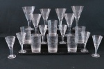 Conjunto com dezoito peças confeccionadas em cristal translúcido com lapidação dita trigo, haste e bojo facetada, apoiada sobre base circular composto; duas taças para vinho tinto ( 18 cm alt x 9,5 cm diâmetro), quatro taças para vinho branco ( 16 x 8,5 cm), seis taças para vinho do porto ( 12,5 x 6 cm), seis copos para água ( 11 x 7 cm).