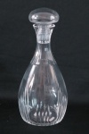 Garrafa para whisky em cristal translúcida, lapidada em ranhuras, gargalo facetado. Med. 28 cm alt.