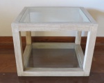 Mesa lateral em madeira patinada com 2 estágios, parte inferior e superior  em  vidro. Med. 50 x 64 x 55 cm.