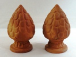 Par de pinhas em terracota, decorada em relevo. Med. 24 cm alt x 14 cm diâmetro.