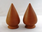 Par de pinhas lisa em terracota. Med. 20 cm alt x 12 cm diâmetro.