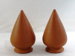 Par de pinhas lisa em terracota. Med. 20 cm alt x 12 cm diâmetro.