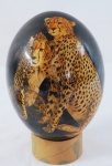 ARTE AFRICANA-um (1) ovo de avestruz , pintado à mão, com temática de caçada africana, família de leopardos. Med. 17 cm altura.