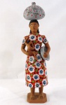 ALTO DO MOURO-CARUARU- Boneca decorativa em terracota, pintada a mão em policromia representando " Lavadeiras mãe com filho", fundo da peça marcado Ceramista Luiz Carlos. Perna da criança com restauro. Med. 49 cm alt.