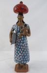 ALTO DO MOURO-CARUARU- Boneca decorativa em terracota, pintada a mão em policromia representando " Lavadeiras mãe com filho", fundo da peça marcado Ceramista Luiz Carlos.  Com pequenas perdas. Med. 47 cm alt.