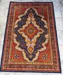 Tapete Belga industrializado padrão medalhão. Med. 230 x 150 cm.