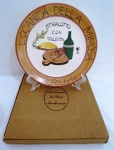 Prato da Boa Lembrança " Locanda Della Mimosa" Petrópolis 94. Med. 26 cm. SEM USO NA EMBALAGEM.