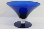 Fruteira/Centro de mesa em vidro azul no formato de taça, base redonda. Med. 20 cm alt x 29 cm diâmetro.
