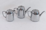 Conjunto com três (03) peças em aço inox composto: Bule para chá, bule de café e leiteira .