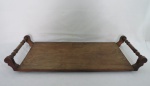 Tabuleiro/bandeja retangular com alças em madeira  estilo inglês. Uma das hastes da alça com rachado. Med. 82 x 37 cm.