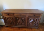 Buffet em madeira jacarandá entalhada, com três gavetas e três portas, laterais e portas almofadadas, interior vazado com uma prateleira. Med. 80 x 150 x 46 cm. RETIRADA POR CONTA DO ARREMATANTE NO JARDIM BOTÂNICO COM AGENDAMENTO.