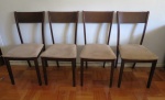 MALÁSIA- Quatro cadeiras em madeira nobre, assento forrado em tecido bege. Med. 90 x 43 x 48 cm. RETIRADA POR CONTA DO ARREMATANTE NO JARDIM BOTÂNICO COM AGENDAMENTO.