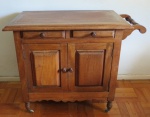 Carrinho bar em madeira nobre estilo rústico, com duas portas e duas gavetas, interior vazado, portas e laterais almofadados. Med. 75 x 91 x 50 cm. RETIRADA POR CONTA DO ARREMATANTE NO JARDIM BOTÃNICO COM AGENDAMENTO.