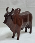 Belíssima escultura em bloco de jacarandá representando " Touro". Med. 22 x 29 cm.