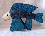 Grande escultura de peixe em bloco de madeira entalhada e patinada. Med. 35 cm alt x 50 cm.