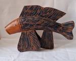 Grande escultura de peixe em bloco de madeira entalhada e patinada. Med. 35 cm alt x 50 cm.