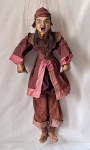 Myanmar (Birmânia),Imponente Marionete de cordas , esculpida em madeira e vestida com indumentária tradicional asiática ricamente ornamentada. A peça apresenta notável trabalho manual. Toda articulada, cabeça, boca, antebraço, braço, perna e pés. Roupa com marcas do tempo. Med. 80 cm alt.