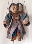 Thar-Gya-Min,  (Birmânia) Marionete de cordas vintage MINTHAR , esculpida em madeira articulada e vestida com indumentária tradicional asiática ricamente ornamentada . A peça apresenta notável trabalho manual .Nat (divindade) Yoke Thé. Toda articulada, cabeça, boca, antebraço, braço, perna e pés. Med. 33 cm alt.
