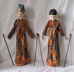 INDONESIA - Par de antigos bonecos marionetes WAYANG GOLEK, casal. Acompanha suporte para manter em pé. https://www.objectlessons.org/ceremony-and-celebration-puppets-and-masks/wayang-golek-rod-puppets-java-indonesia/s81/a345/. Medidas 58 e  55 cm altura.
