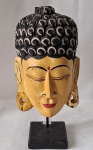 BALI- Máscara de Buda esculpida em madeira de Albésia, década de 1970, pintada a mão com pedestal. Med. 32 cm altura.