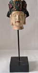 Cabeça de Buda em resina Sidarta Gautama, moldada com rica policromia com pedestal. Med. total 34 cm alt.