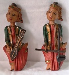 Duas (02) esculturas Tailandesas em madeira entalhada, esculpidas a mão, representando " Músicos" com rica policromia e pedrarias. Med. 25 cm cada.